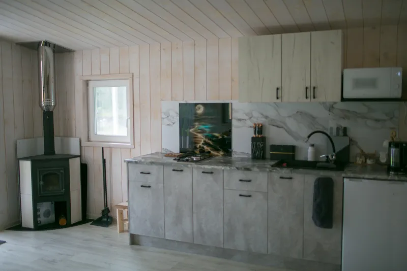 Печь-камин рядом с кухней